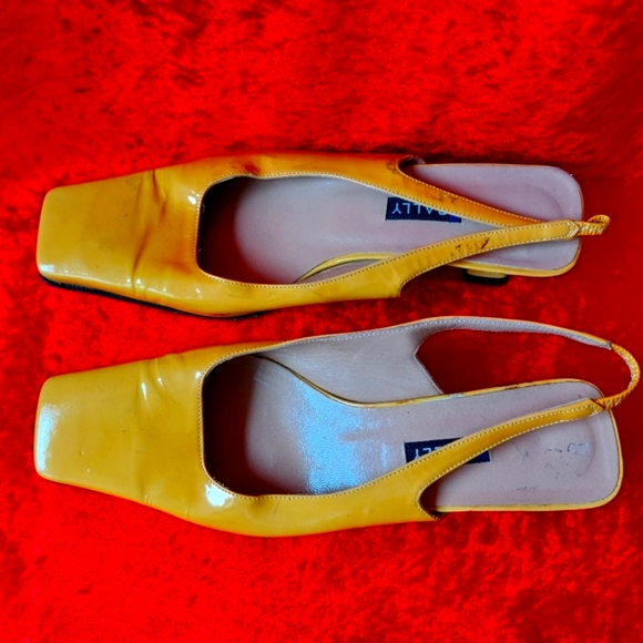 Vintage Shoes Women's by BALLY 37 EU 6 1/2 US Size Yellow Real Patent Leather π - Picture 3 of 16